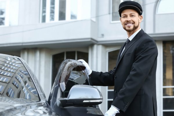 Chauffeur an privatem Fahrzeug. Chauffeur Service von Limousine Drive