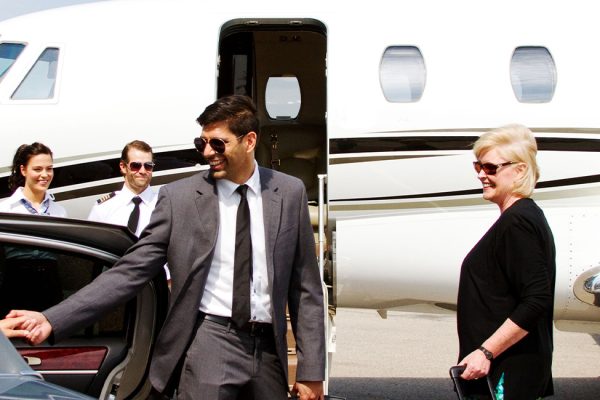 Geschäftsmann steigt aus Privatjet am GAT in VIP Flughafentransfer